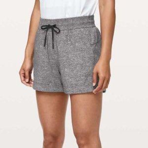 🌴NWOT Spring Break Away Short 3" Size 6